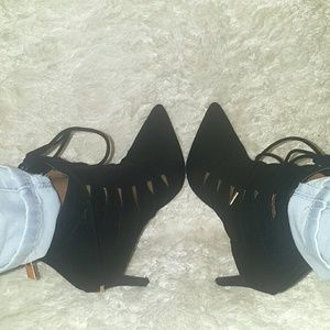 🚫Black ankle booties with cutouts🚫